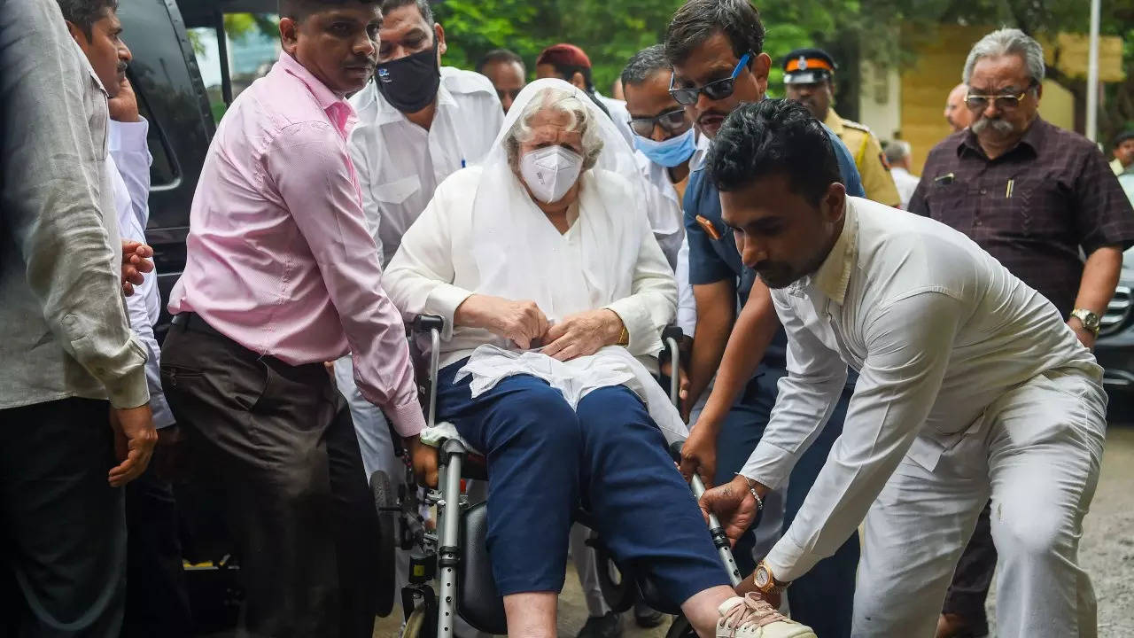 Simone Tata (on wheelchair) arrives to attend the funeral of Cyrus Mistry, the former chairman of Tata Group, at a crematorium in Mumbai on September 6, 2022 (AFP)