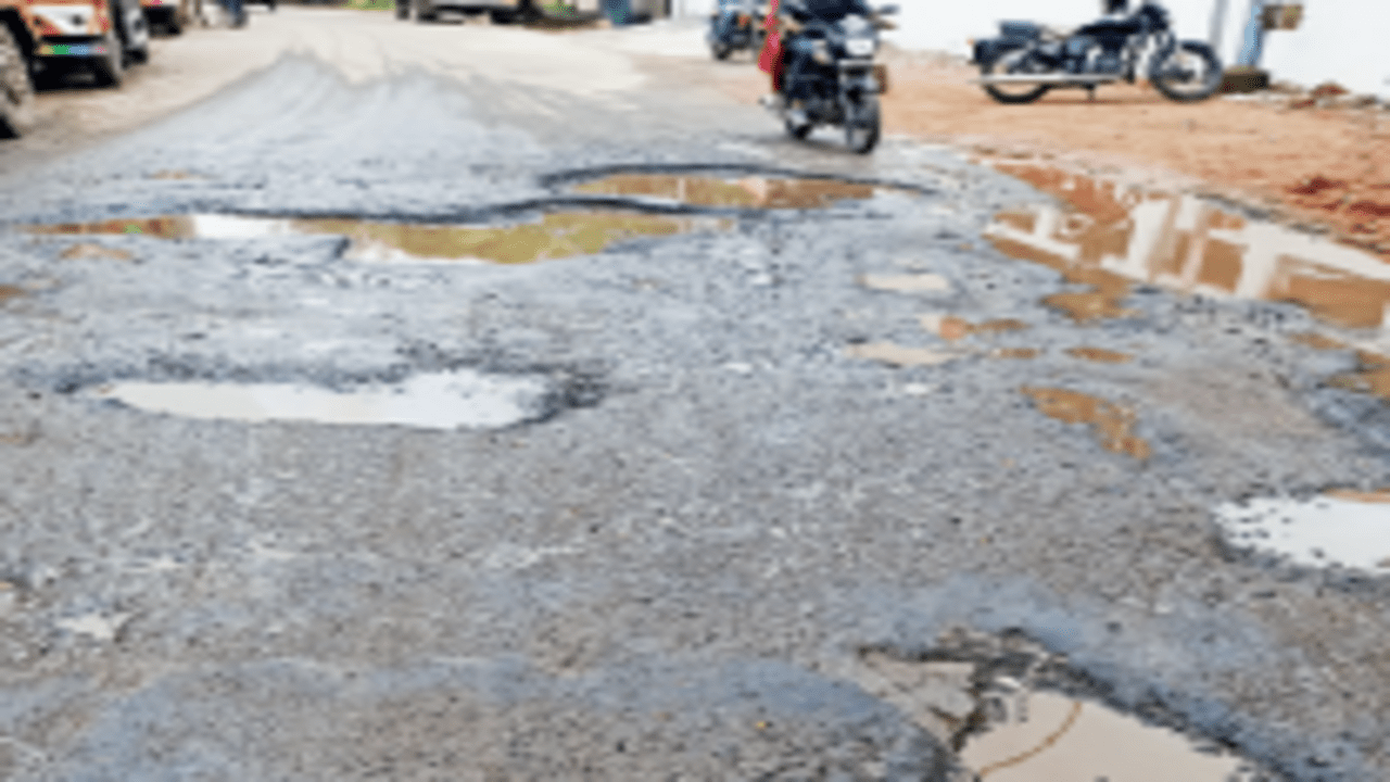 Despite a directive from the high court a month ago to complete road repair works in the city at the earliest, many arterial roads and byroads continue to be ridden with potholes