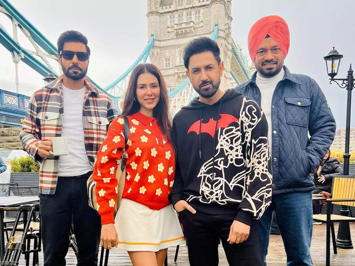 Gippy Grewal, Sonam Bajwa, and Binnu Dhillon's 'Carry On Jatta 3' goes on the floor | Punjabi Movie News - Times of India Gippy Grewal, Sonam Bajwa, and Binnu Dhillon's 'Carry On Jatta 3' goes on the floor | Punjabi Movie News - Times of India