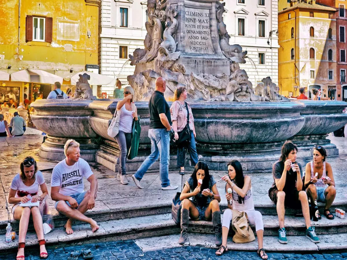 Rome fines tourist for eating and drinking on a famous ancient fountain