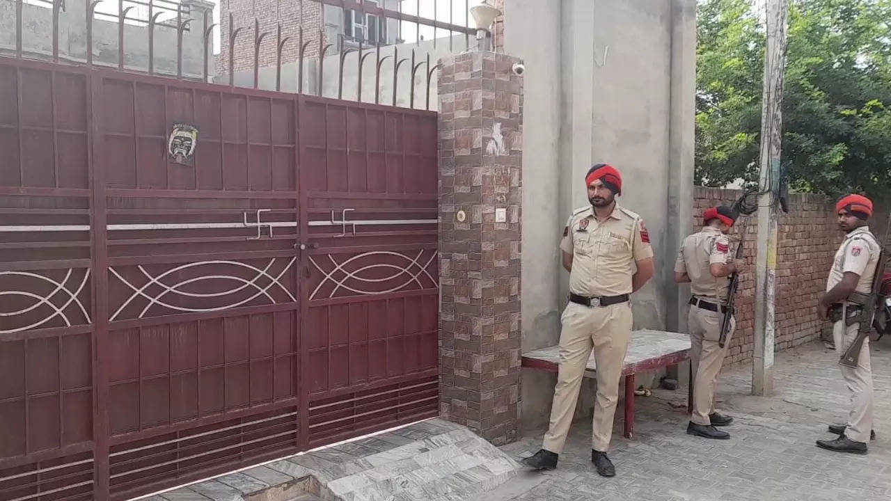 Raid at the residence of gangster Lavi Deora in Kotkapura