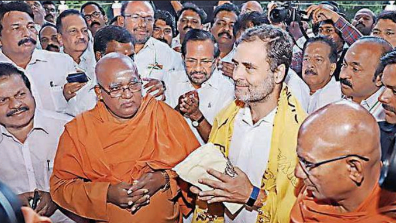 Rahul Gandhi at Sivagiri Mutt with other senior Congress leaders, during his Bharat Jodo Yatra, on Wednesday