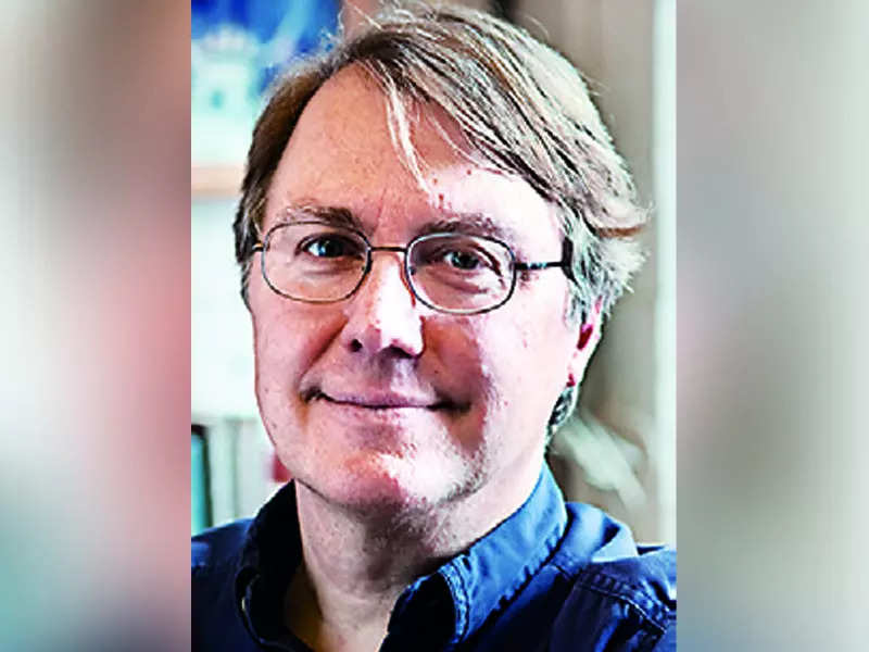 Andrew H. Knoll teaches natural history and earth and planetary sciences at Harvard University. 