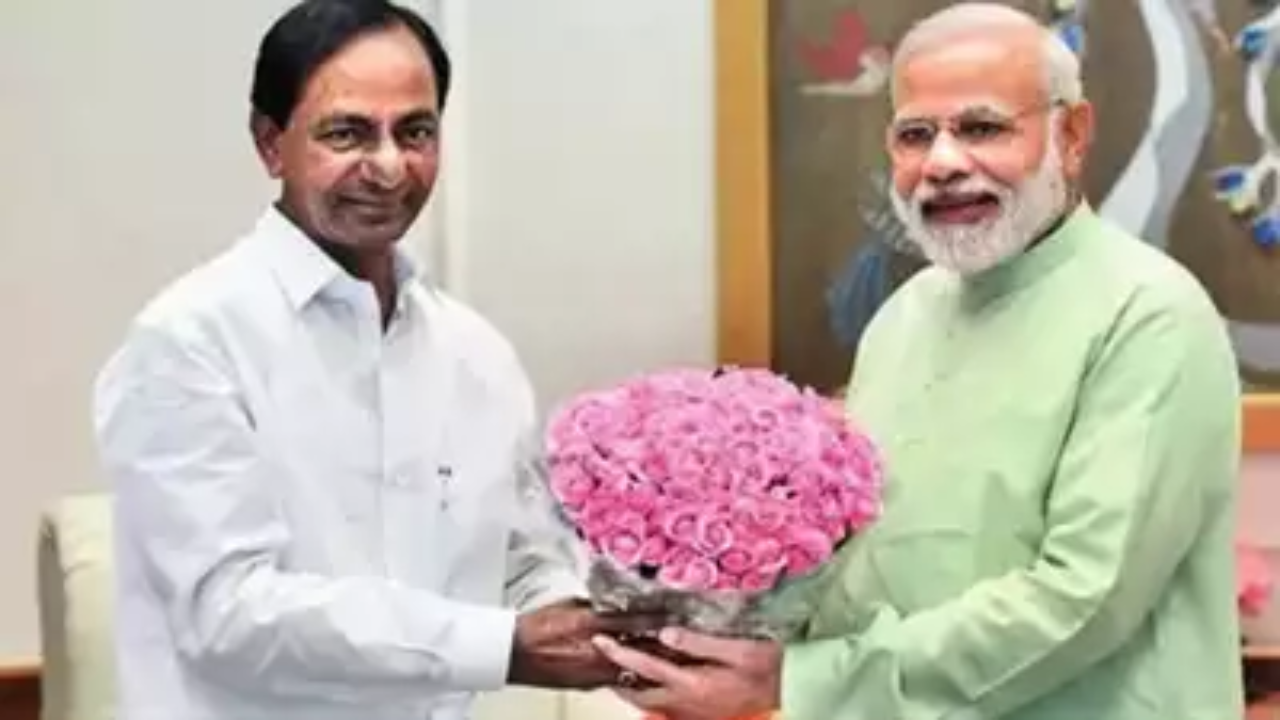 (L) K Chandrasekhar Rao and (R) Prime Minister Narendra Modi (File Photo)