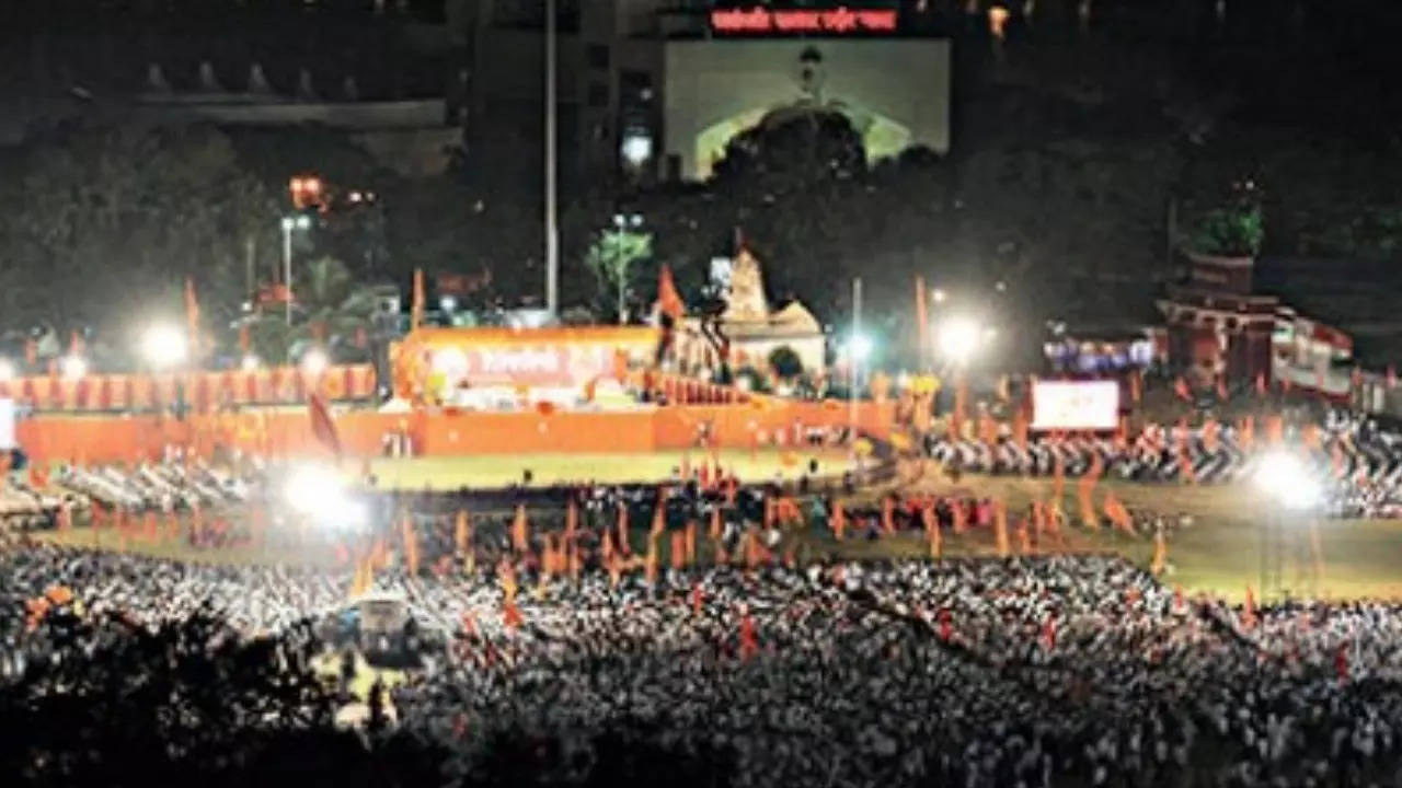 Maharashtra CM Eknath Shinde (L) and Shiv Sena president Uddhav Thackeray