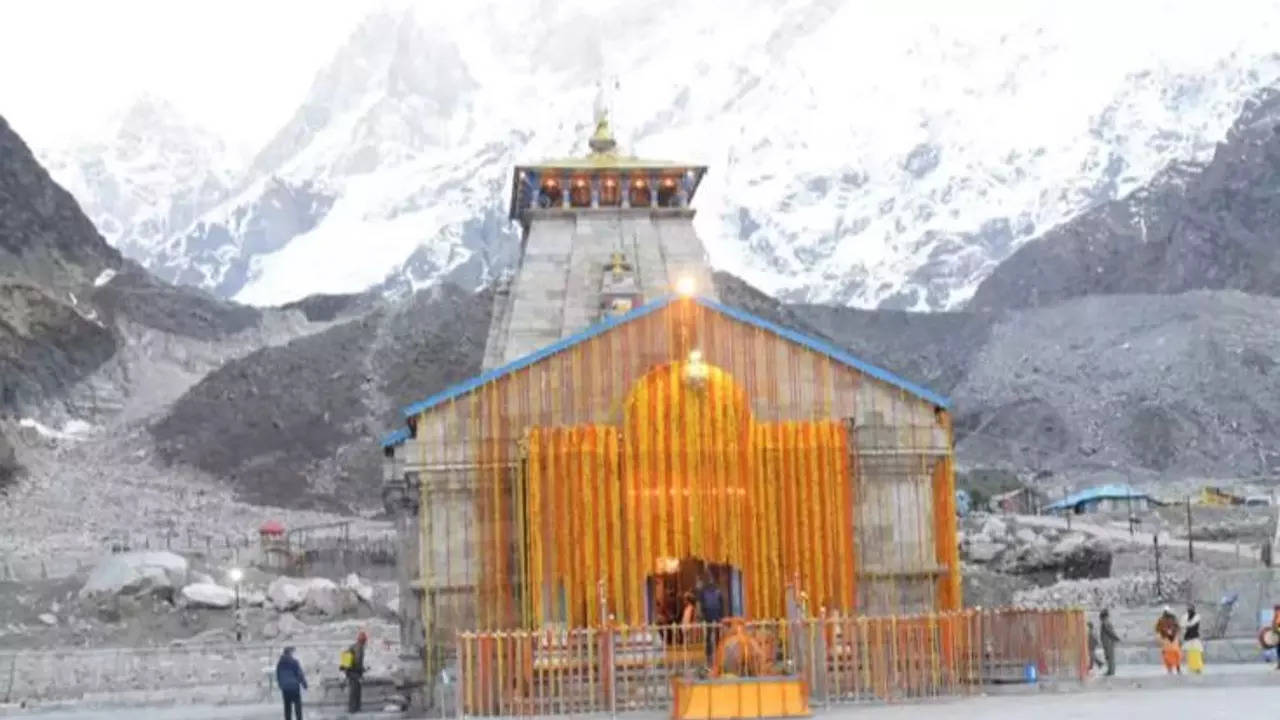 Entry of pilgrims into sanctum sanctorum of Kedarnath temple ...
