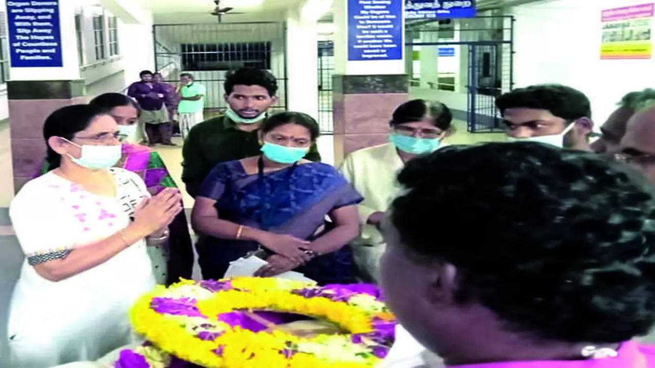 Coimbatore Medical College Hospital dean A Nirmala thanking the family of R Nataraj of Nambiyampalayam, who came forward to donate his organs 