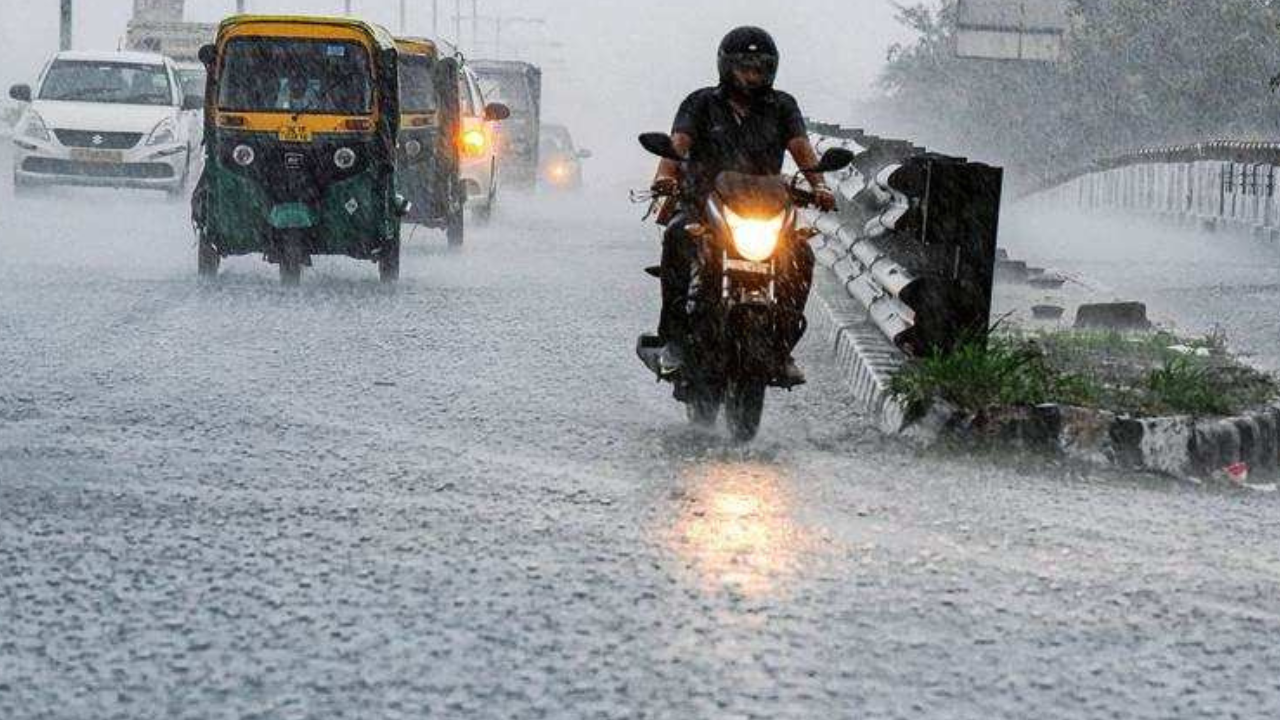 Najafgarh recorded 9.5 mm rainfall between 3.45 pm and 5.30 pm while Lodhi Road and other areas saw drizzle during the period