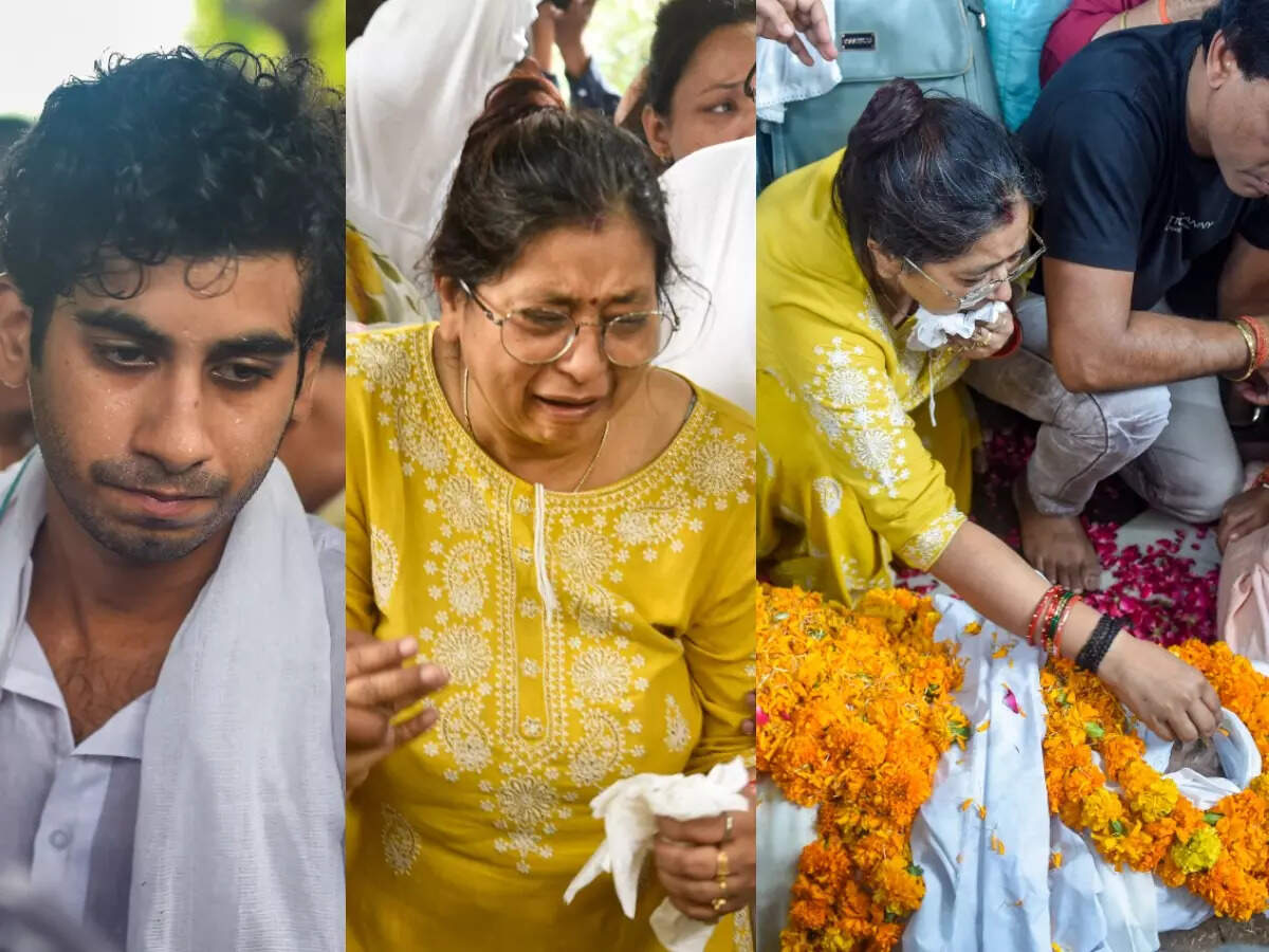 Raju Srivastava passes away, Live Updates: Comedian's wife Shikha breaks down at the funeral; son Ayushmaan and others bid emotional farewell - The Times of India Raju Srivastava passes away, Live Updates: Comedian's wife Shikha breaks down at the funeral; son Ayushmaan and others bid emotional farewell - The Times of India