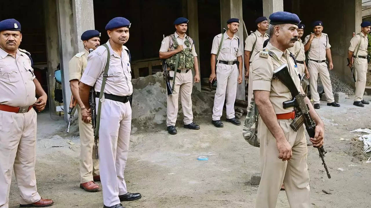 Police personnel during a raid of National Investigation Agency (NIA) at the residence of a Social Democratic Party of India (SDPI) leader, in Pathanamthitta (PTI)