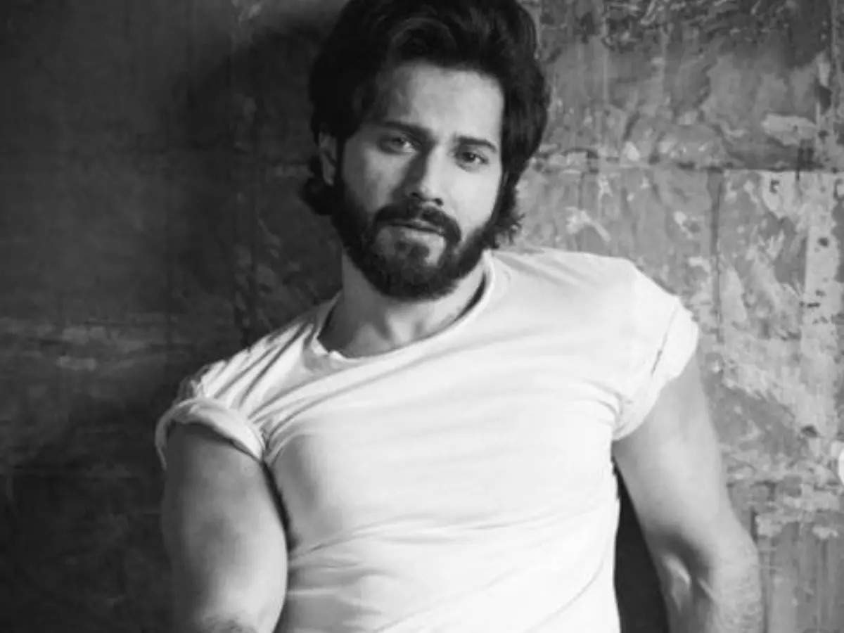 Varun Dhawan indulges into 'chai and biscuit' with his 'Bhediya' mode on -  Watch video | Hindi Movie News - Times of India