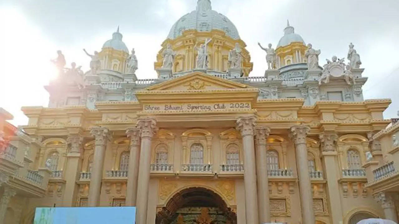 Sreebhumi Sporting Club in Lake Town has built a replica of St Peter’s Basilica in Vatican City this year while celebrating its 50th anniversary.