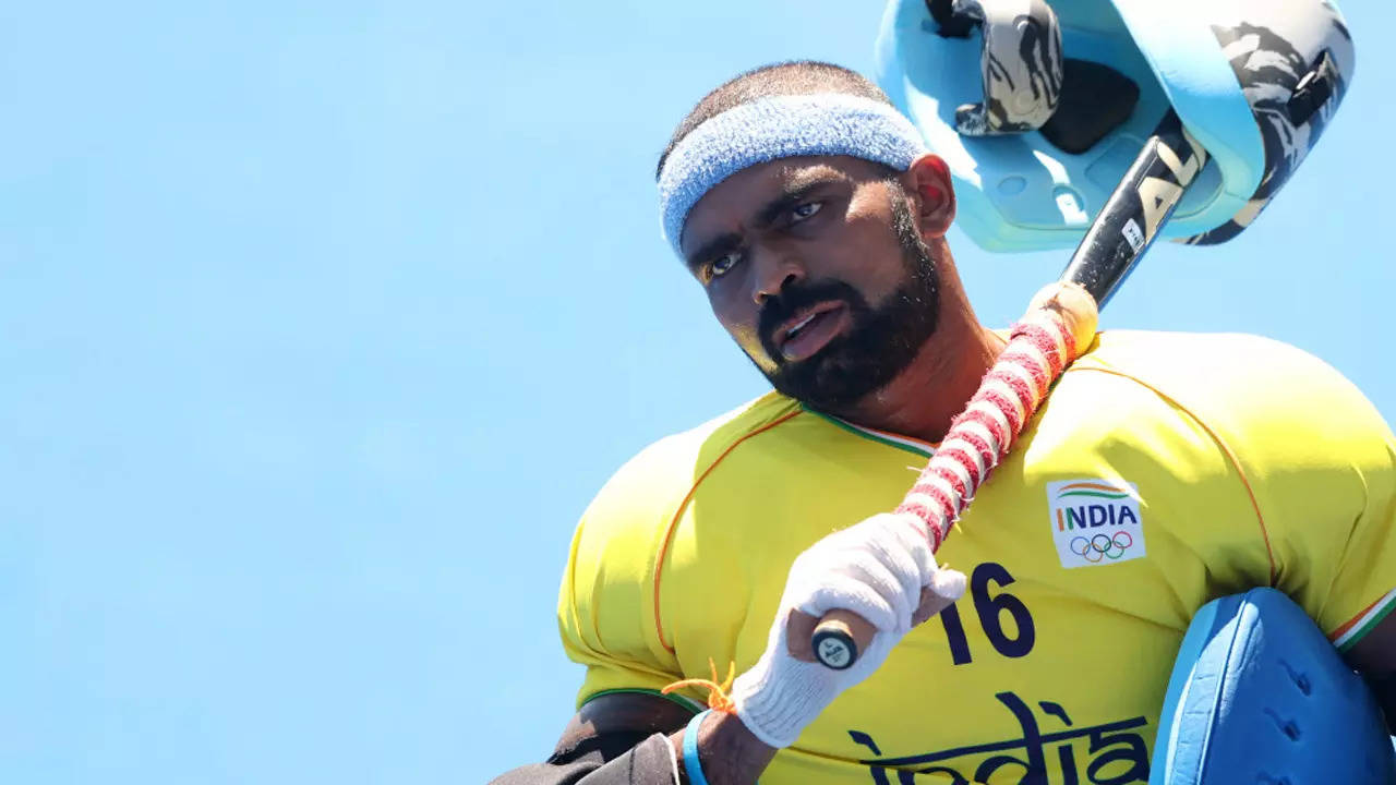 de studie inschakelen Niet essentieel IndiGo airlines charges star goalie and Olympian PR Sreejesh for 41-inch  hockey stick, says only 38-inch allowed for free | Off the field News -  Times of India