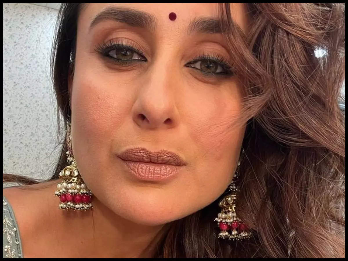 Kareena Kapoor Ki Neud Foto - Kareena Kapoor Khan drops a breathtaking selfie from her vanity van; Rhea  Kapoor calls it 'scam van' | Hindi Movie News - Times of India