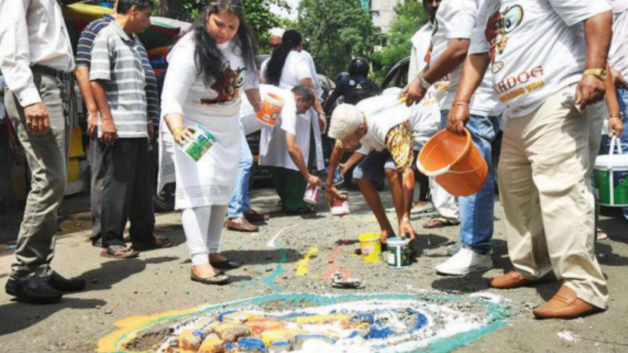 Watchdog Foundation, an NGO, began filling up potholes with colours in Andheri on Monday. It has decided to fill up craters in the area with Navratri colours for nine days.