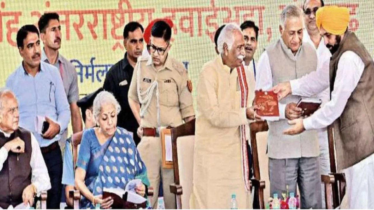 (From Left ) Punjab governor Banwari Lal Purohit, Union finance minister Nirmala Sitharaman, Haryana governor Bandaru Dattatreya, Union MoS Gen V K Singh and Punjab CM Bhagwant Mann at the unveiling of Shaheed Bhagat Singh Int’l Airport’s name plaque