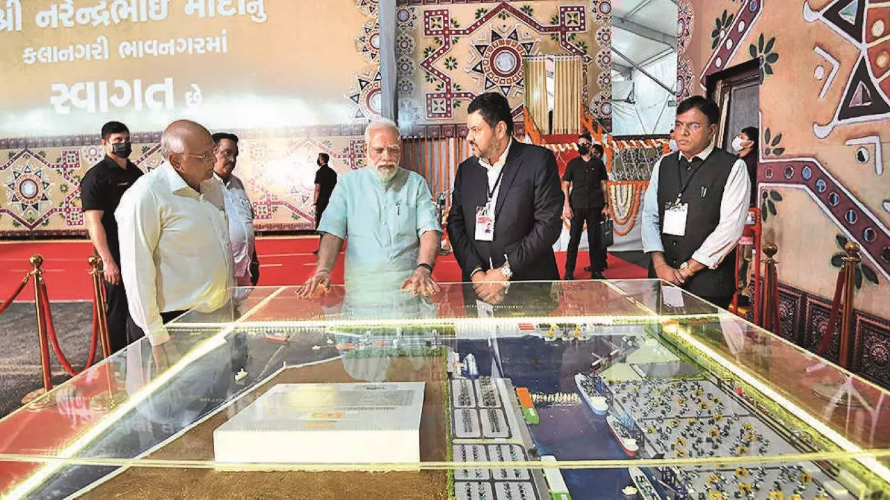 PM looks at the model of the CNG terminal in Bhavnagar