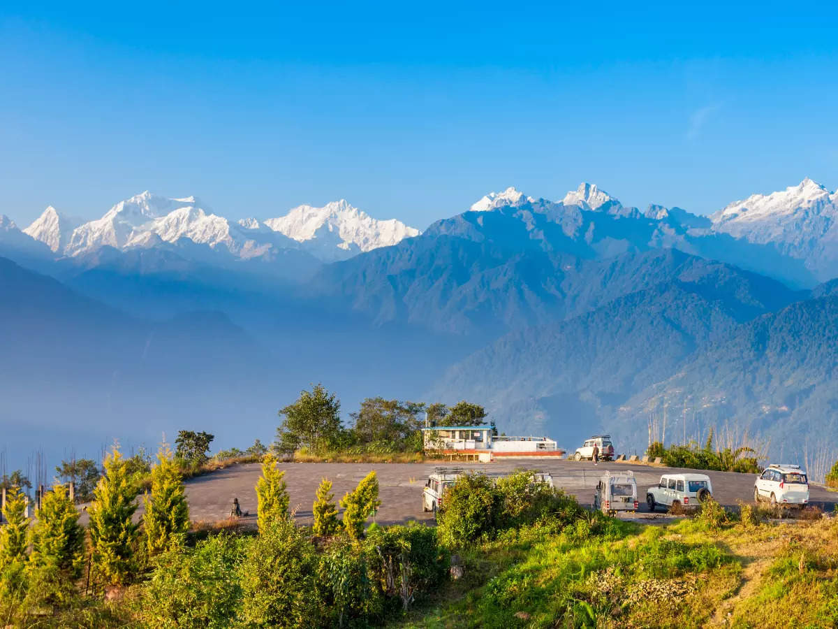 What makes Pelling the best tourist town in Sikkim?