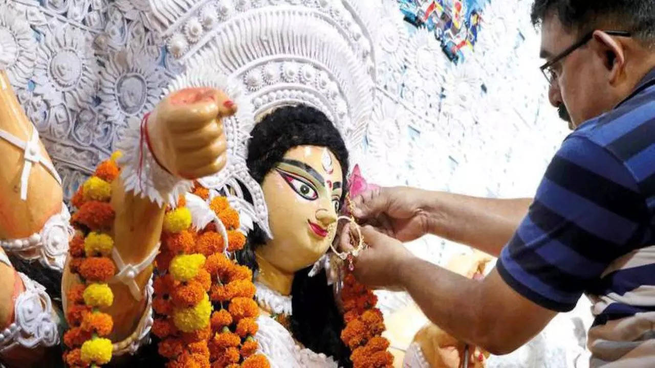 Lucknow: Durga Puja celebrations off to a colourful start | Lucknow News -  Times of India