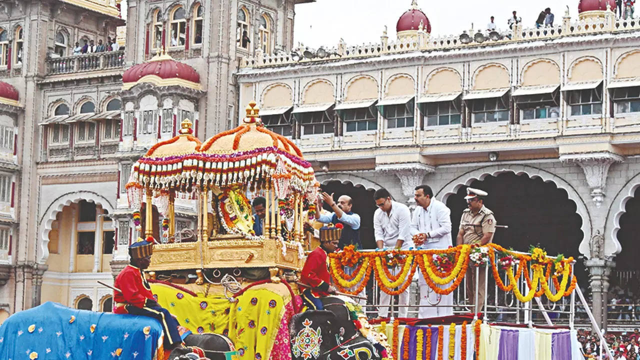 Abhimanyu Takes Over Howdah-carrying Mantle With Elan | Mysuru ...