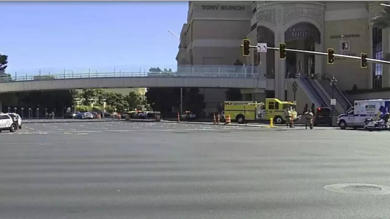 Police: 2 dead, 6 injured in stabbings along Las Vegas Strip