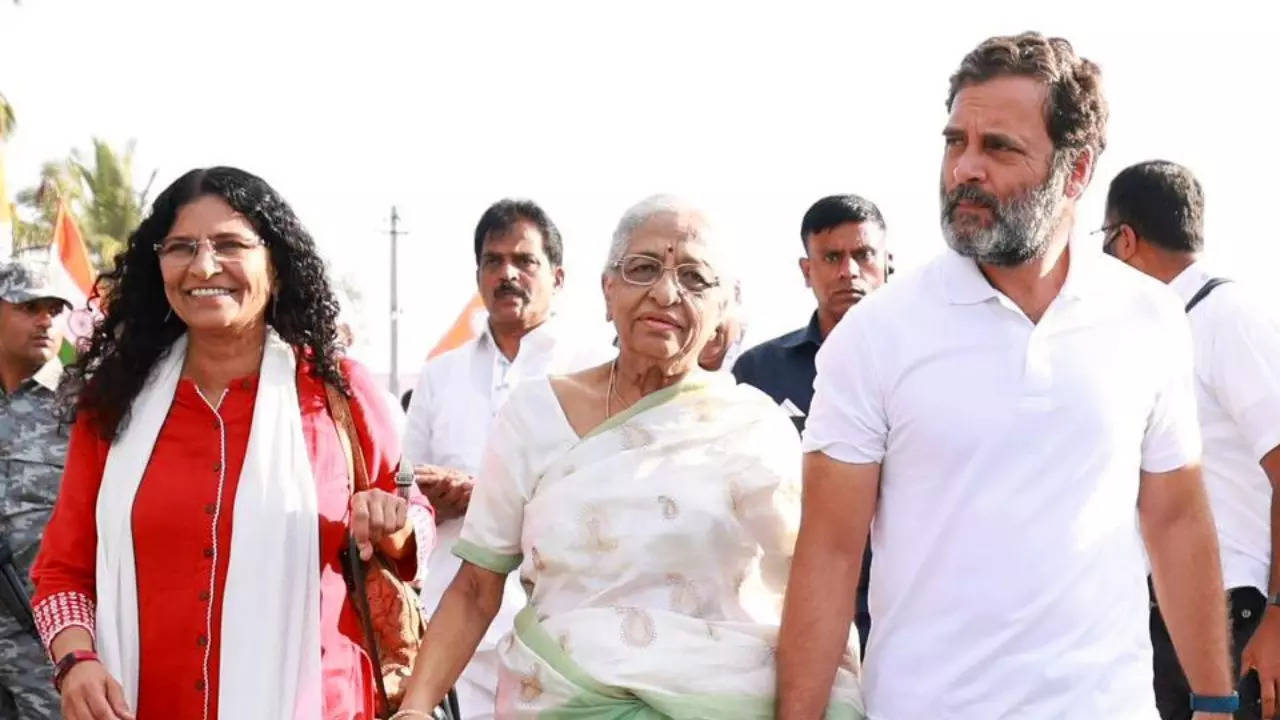 Rahul Gandhi with Gauri Lankesh's family members.