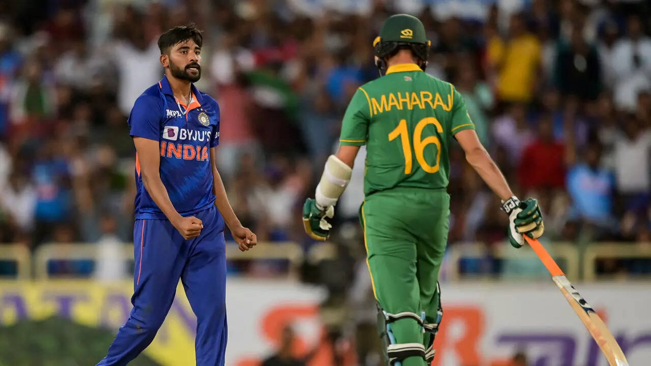 2nd ODI: India restrict South Africa to 278/7 after Siraj's super show |  Cricket News - Times of India