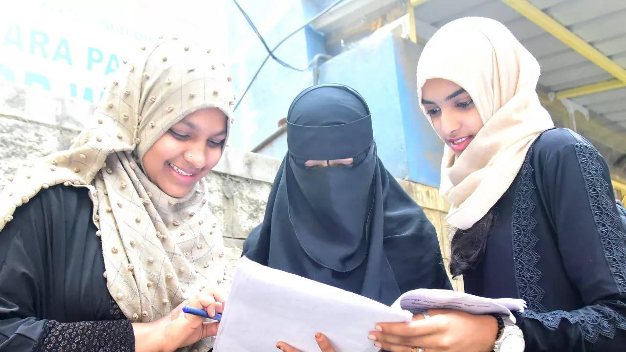 Hijab ban to continue in Karnataka schools and colleges till SC ...