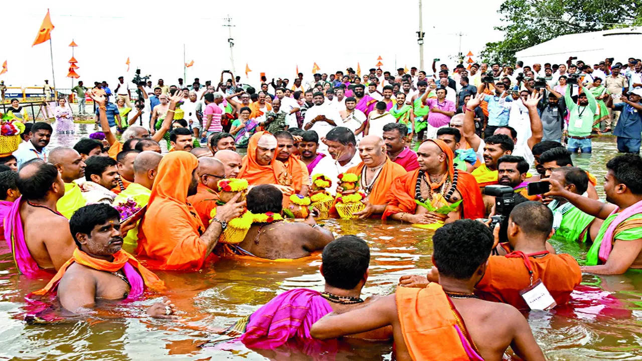 Seers of various mutts who participated in the event offered puja to the river, to underscore the sacred space that water held in Indian culture