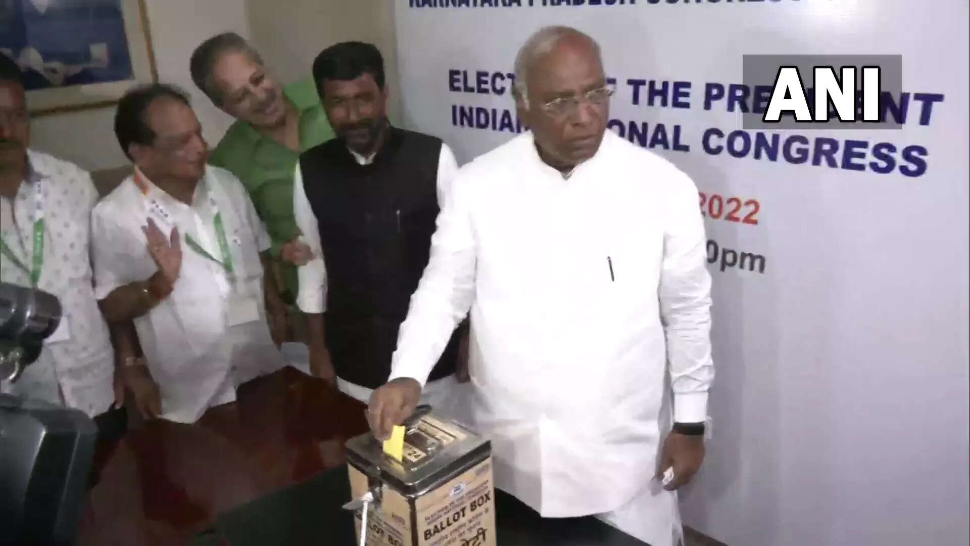 Congress presidential polls: Rahul Gandhi and Mallikarjun Kharge vote in Karnataka | India News - Times of India