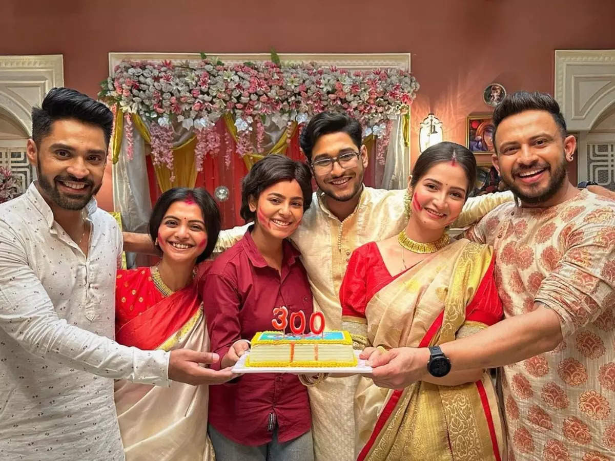 Gaatchora' completes 300 episodes; Solanki Roy, Gourab Chatterjee and other  co-stars celebrate the milestone - Times of India