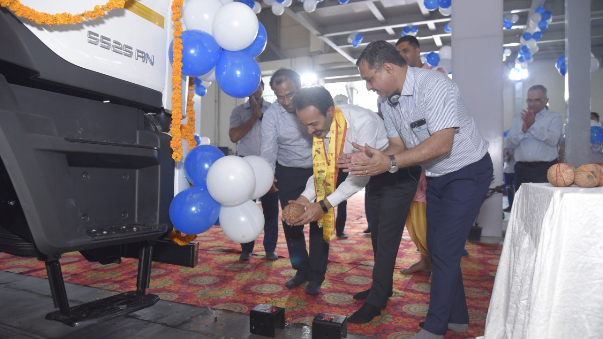 Dheeraj Hinduja, Executive Chairman, Ashok Leyland, celebrates 100,000 milestone