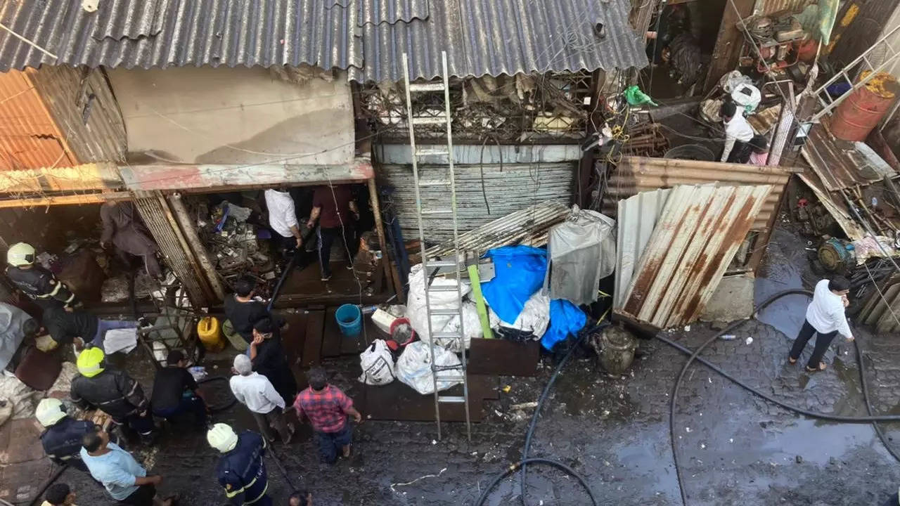 Mumbai: Fire breaks out at cloth godown in Kurla | Mumbai News - Times of  India
