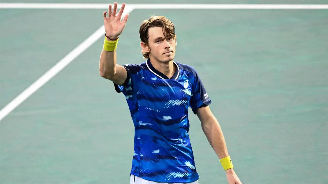 Alex de Minaur stuns Daniil Medvedev in Paris Tennis News
