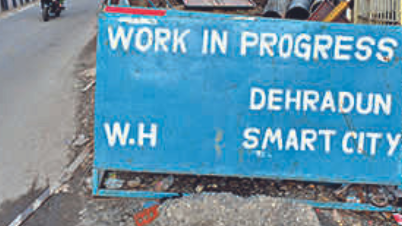 Dehradun Municipal Corporation mayor has written to the CM to take severe action against defaulting contractors and to order a financial probe for the projects under smart city