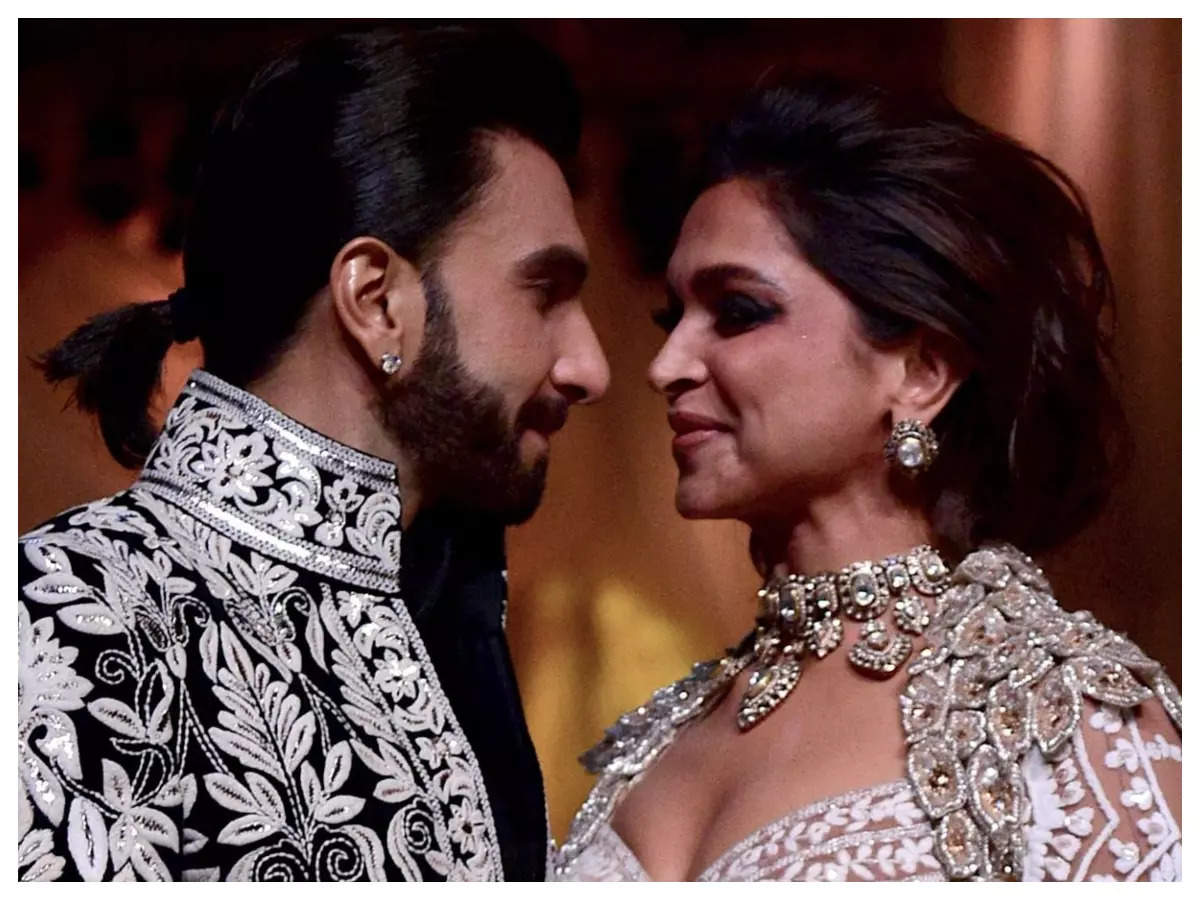 Deepika Padukone REACTS to Ranveer Singh blowing kisses on her photo: 'Find  someone who looks at you like you are their whole universe' – See post |  Hindi Movie News - Times of India