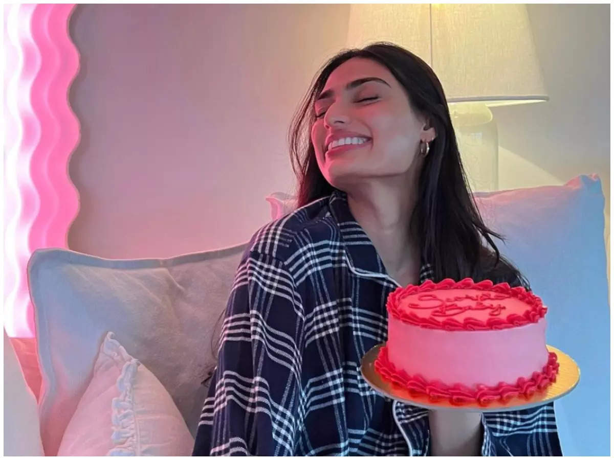 Athiya Shetty gives a glimpse of her birthday cake; pens a ...