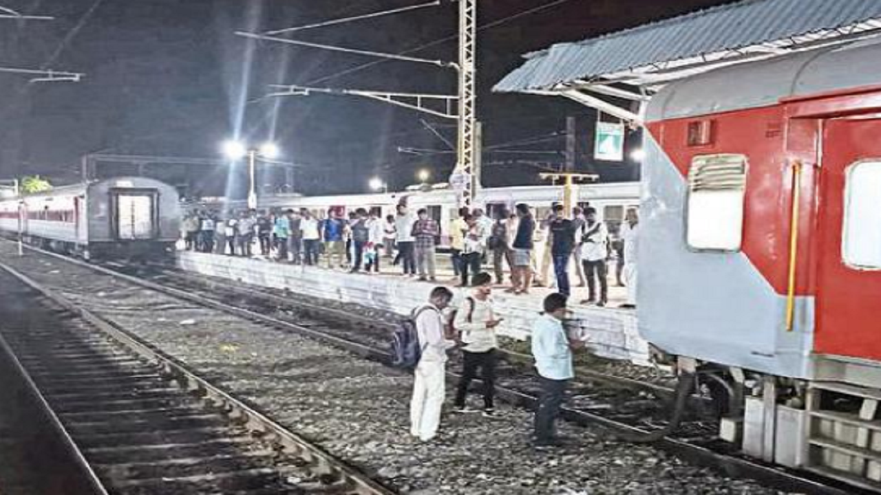 Tamil Nadu: Coaches detach from moving train, none hurt | Chennai News -  Times of India