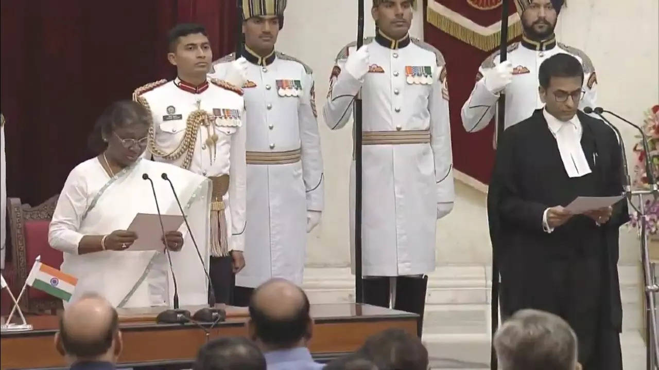 President Droupadi Murmu administering the oath of office of the CJI to Justice Chandrachud at the Rashtrapati Bhavan on Wednesday.