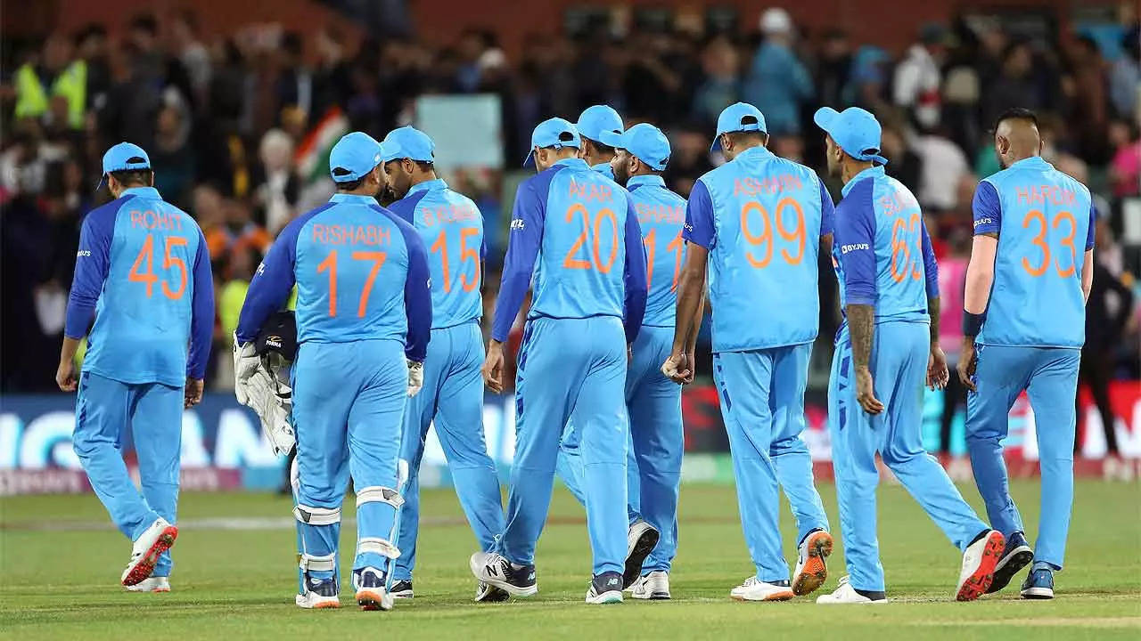 END OF THE STORY: Dejected Indian cricketers leave the ground after their loss on Thursday. (AFP Photo)