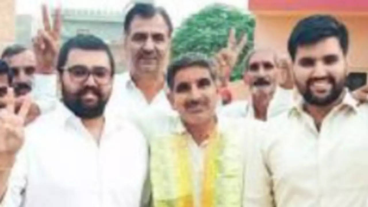 Subhash Chandra Bishnoi with his supporters after the result