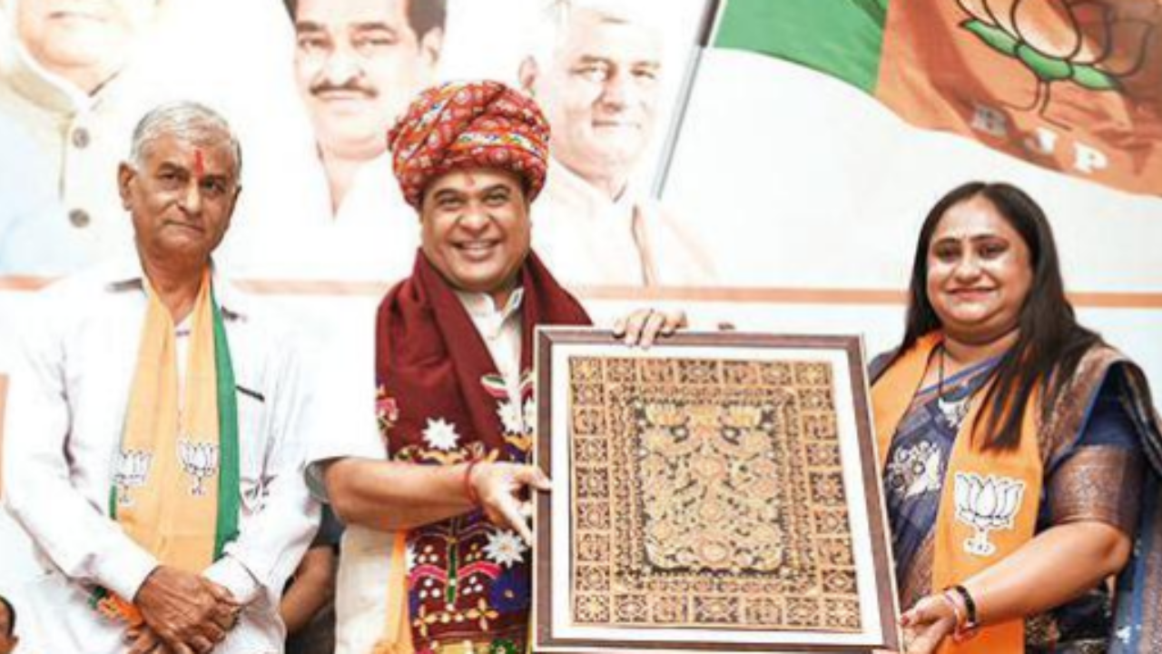 Assam CM Himanta Biswa Sarma being felicitated at an election rally in Gandhidham, Gujarat on Friday