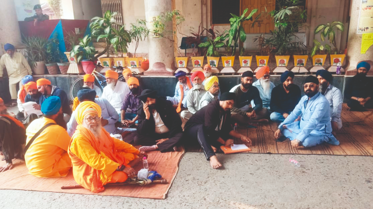 Sikhs have been sitting on dharna at Takht Patna Sahib against the managing committee's decision to reinstate Ranjit Singh as jathedar