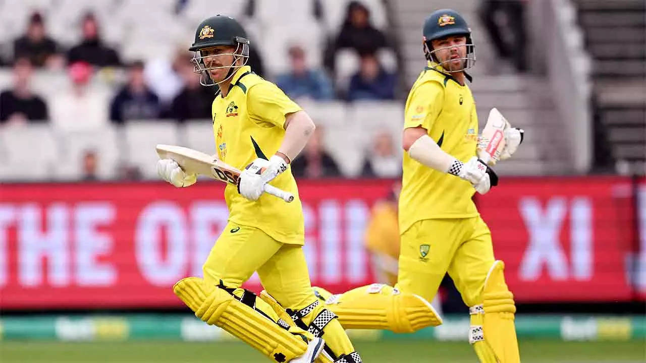 David Warner and Travis Head during their stand against England at the MCG. (AFP Photo)