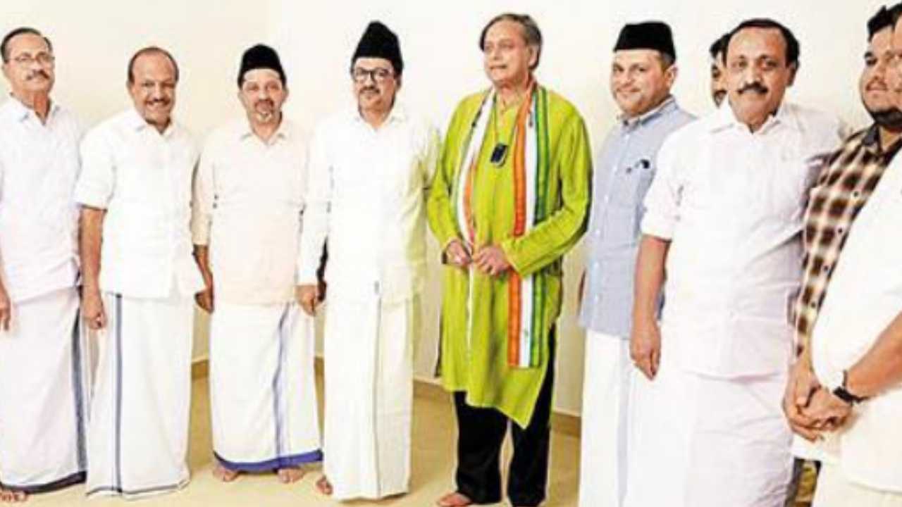 Thiruvananthapuram MP Shashi Tharoor (in green kurta) held a meeting with IUML leaders at Panakkad on Tuesday