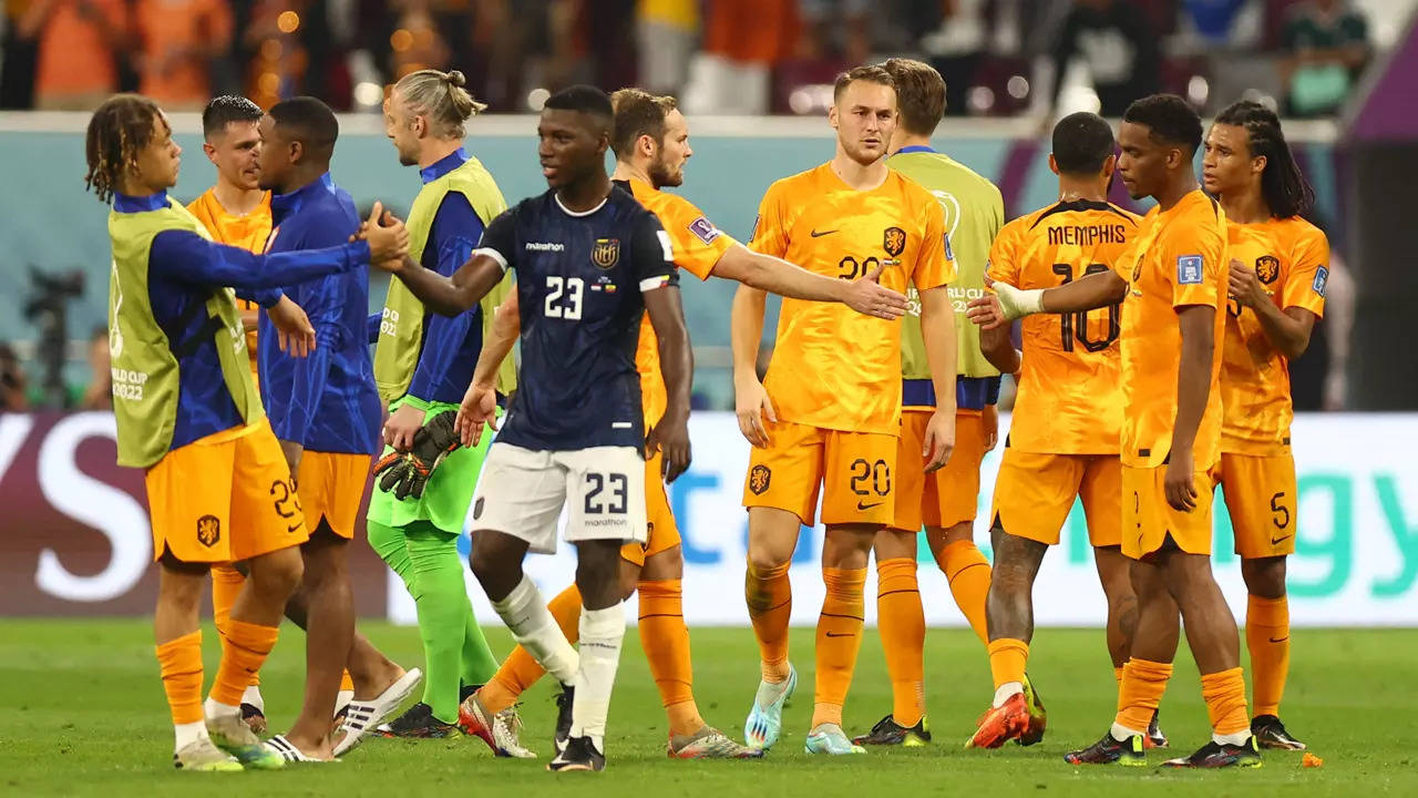 Ecuador's Moises Caicedo shakes hands with Netherlands' Xavi Simons after the match. (Reuters Photo)