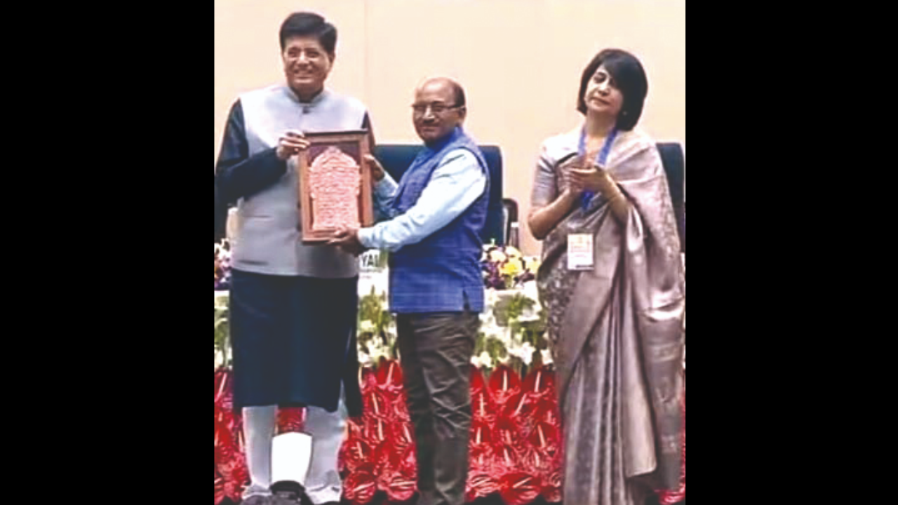 Pyarelal Maurya receiving the award from Union minister Piyush Goyal in New Delhi
