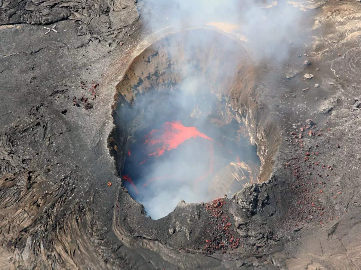 World’s largest active volcano erupts in Hawaii!