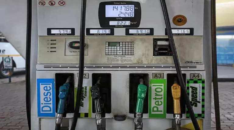 Check petrol and diesel price in Delhi, Mumbai, Chennai, Kolkata, Hyderabad, Bengaluru on December 9  (Image-Reuters)