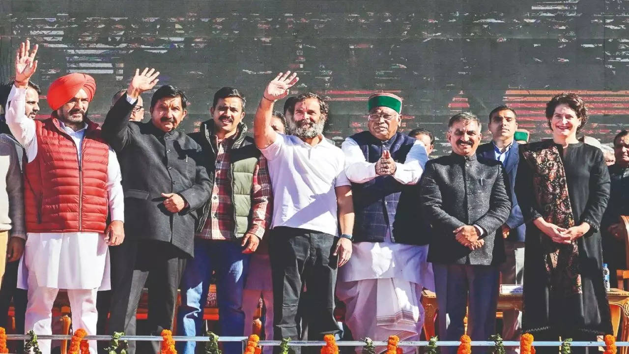 Himachal Pradesh CM Sukhvinder Singh Sukhu (2nd R) and deputy CM Mukesh Agnihotri (L) with Congress president Mallikarjun Kharge, Rahul Gandhi and Priyanka Gandhi Vadra after swearing-in.